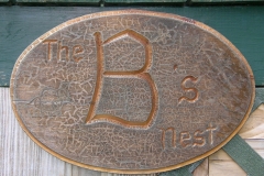 B's nest sign